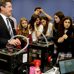 El embajador Mamet junto a los estudiantes durante el encuentro